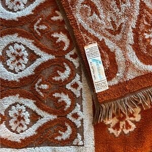 Charming as hell rust & light gray vintage Fieldcrest towel set 💖
